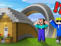 What's Inside the LONGEST SCARY HOUSE in Minecraft ?